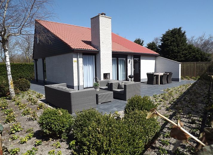 Vakantiehuis Gortersmient 320 in De Dennen, Texel met ruim terras en moderne buitenmeubels, ideaal voor ontspanning op de Waddeneilanden.