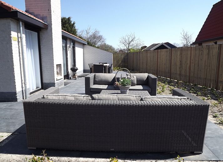 Vakantiehuis Gortersmient 320 in De Dennen, Texel met ruim terras en moderne buitenmeubels, ideaal voor ontspanning op de Waddeneilanden.