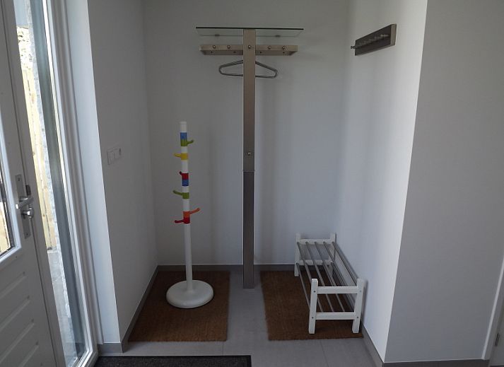 Vakantiehuis Gortersmient 320 in De Dennen, Texel met ruim terras en moderne buitenmeubels, ideaal voor ontspanning op de Waddeneilanden.