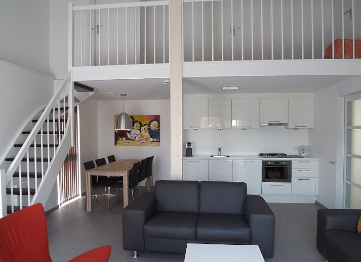 Zonovergoten terras bij Vakantiehuis Gortersmient 320 in De Dennen, Texel, met stijlvolle loungeset voor ultiem relaxen op de Waddeneilanden.