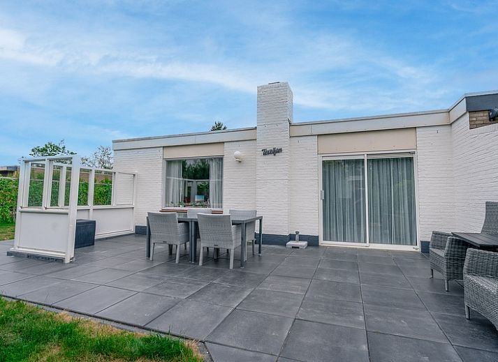 Terrace at Bungalowpark 't Luwe Land - Texelfan, De Dennen, Texel. Enjoy outdoor space with modern furniture on the Wadden Islands.