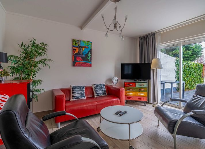 Terrace at Bungalowpark 't Luwe Land - Texelfan, De Dennen, Texel. Enjoy outdoor space with modern furniture on the Wadden Islands.