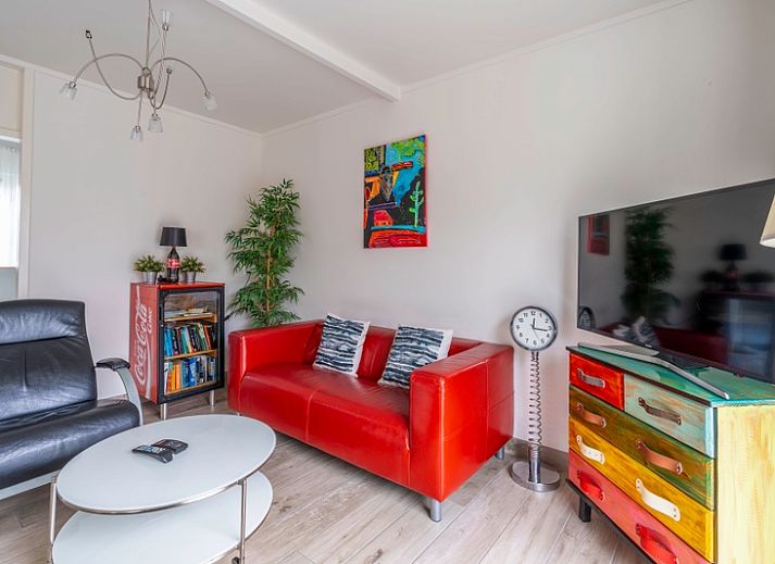 Terrace at Bungalowpark 't Luwe Land - Texelfan, De Dennen, Texel. Enjoy outdoor space with modern furniture on the Wadden Islands.