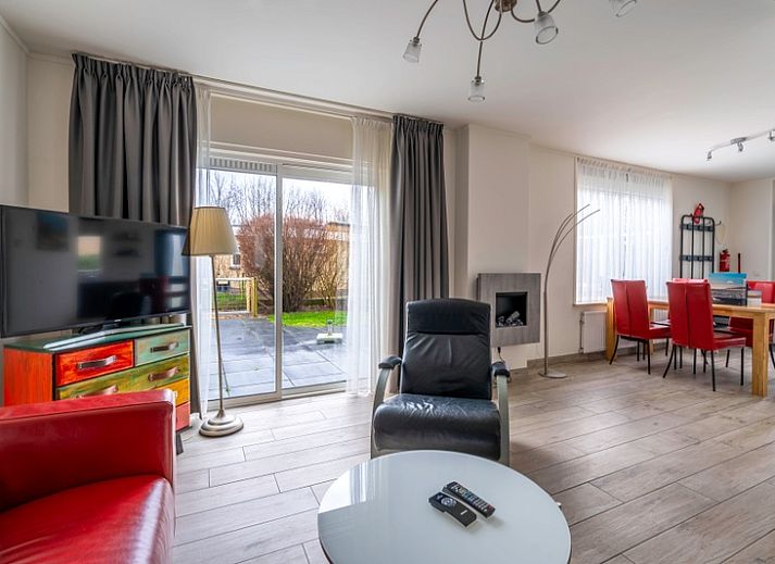 Outdoor accommodation of Bungalowpark 't Luwe Land - Texelfan in De Dennen, Texel. Spacious terrace for relaxation on the Wadden Islands.