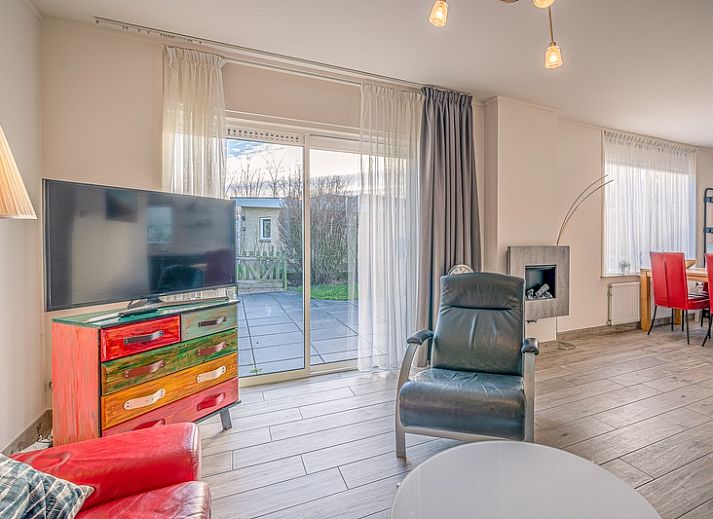 Outdoor accommodation of Bungalowpark 't Luwe Land - Texelfan in De Dennen, Texel. Spacious terrace for relaxation on the Wadden Islands.