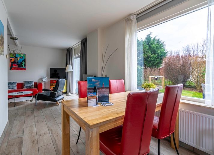 Outdoor accommodation of Bungalowpark 't Luwe Land - Texelfan in De Dennen, Texel. Spacious terrace for relaxation on the Wadden Islands.