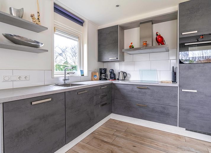 Outdoor accommodation of Bungalowpark 't Luwe Land - Texelfan in De Dennen, Texel. Spacious terrace for relaxation on the Wadden Islands.