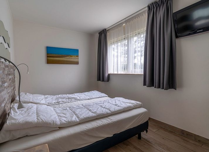 Outdoor accommodation of Bungalowpark 't Luwe Land - Texelfan in De Dennen, Texel. Spacious terrace for relaxation on the Wadden Islands.