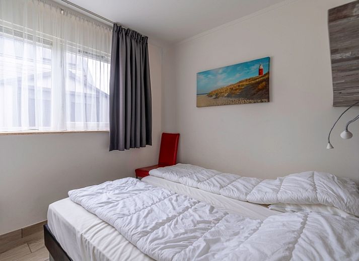 Cozy living room of Bungalowpark 't Luwe Land - Texelfan, De Dennen, Texel. Modern decor with colorful accents.