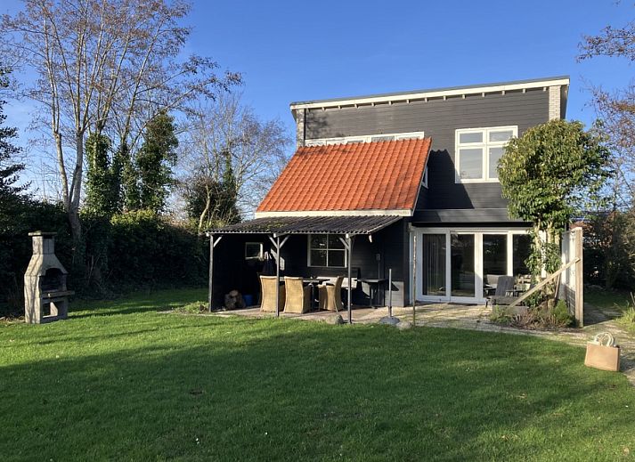 Bungalowpark Gortersmient - Blommenzee in De Dennen, Texel met ruime tuin en terras voor ontspanning.