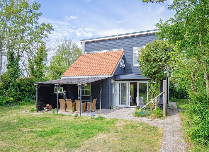 Bungalowpark Gortersmient - Blommenzee in De Dennen, Texel met ruime tuin en terras voor ontspanning.