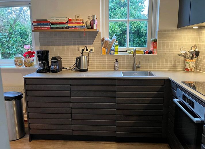 Gezellige veranda bij Bungalowpark Gortersmient - Blommenzee in De Dennen, Texel voor buiten dineren.