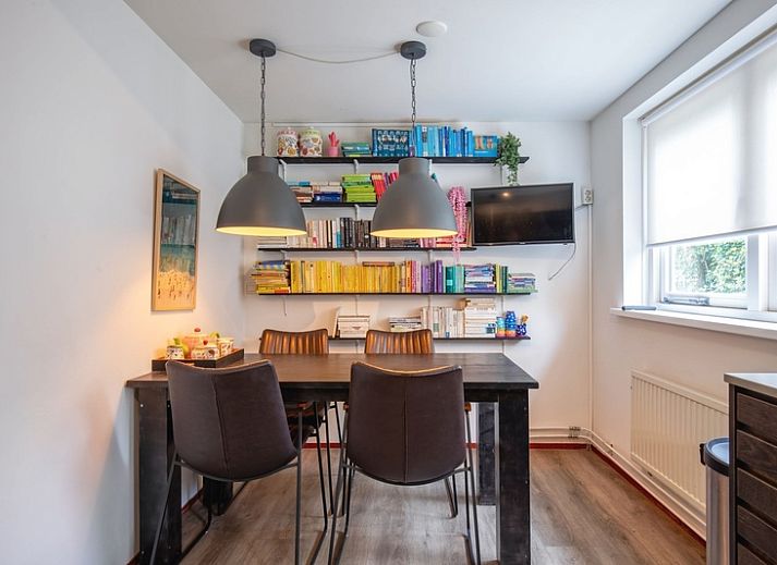 Gezellige veranda bij Bungalowpark Gortersmient - Blommenzee in De Dennen, Texel voor buiten dineren.