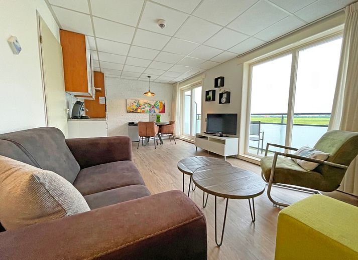 Gezellige woonkamer van Appartement Bos en Duin 19 in De Dennen, Texel met ruime zithoek en uitzicht op de Waddeneilanden.