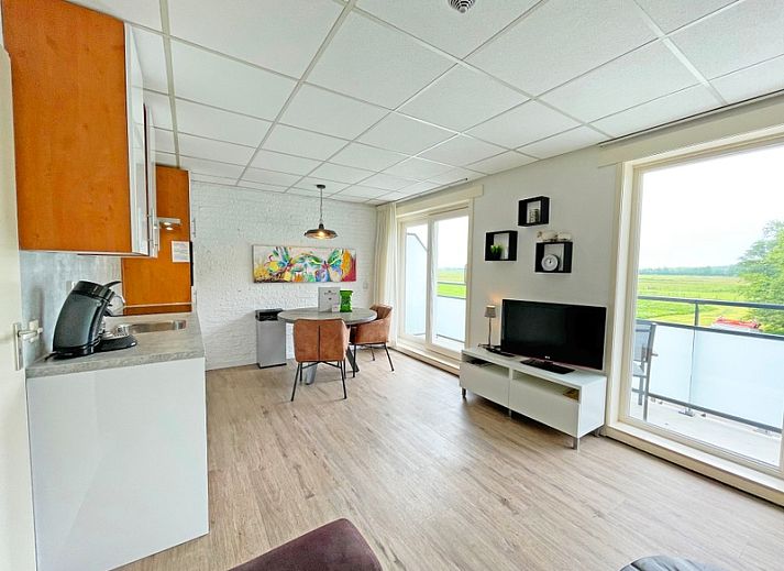 Gezellige woonkamer van Appartement Bos en Duin 19 in De Dennen, Texel met ruime zithoek en uitzicht op de Waddeneilanden.