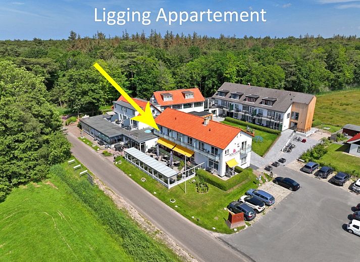 Lichtovergoten woonkamer van Appartement Bos en Duin 19 in De Dennen, Texel met moderne inrichting en uitzicht op natuur.