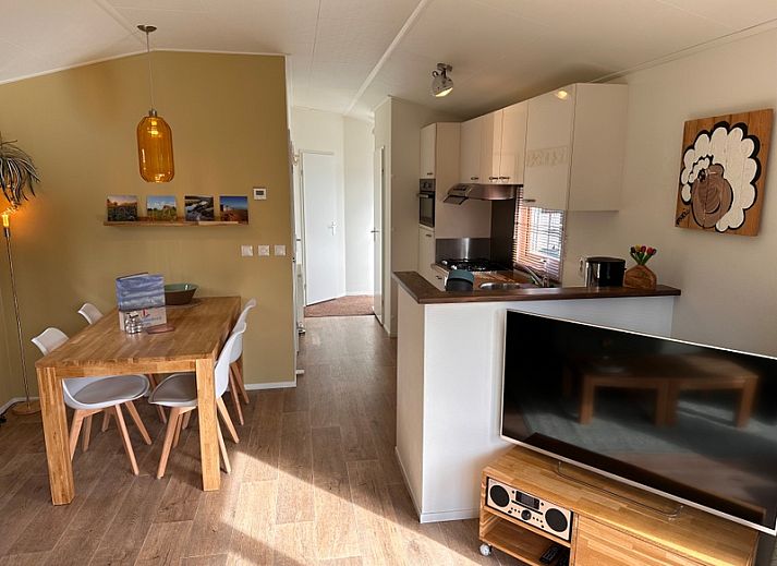 Vakantiepark de Bremakker - Weideveld 57, sfeervol vakantiehuis in De Dennen, Texel, met zonnig terras en groene tuin op de Waddeneilanden.