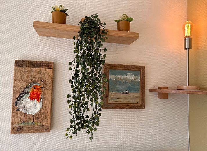 Gezellige woonkamer van Vakantiepark de Bremakker - Weideveld 57, vakantiehuis in De Dennen, Texel met houten meubels en warme sfeer.