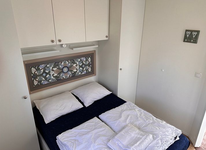 Gezellige woonkamer van Vakantiepark de Bremakker - Weideveld 57, vakantiehuis in De Dennen, Texel met houten meubels en warme sfeer.