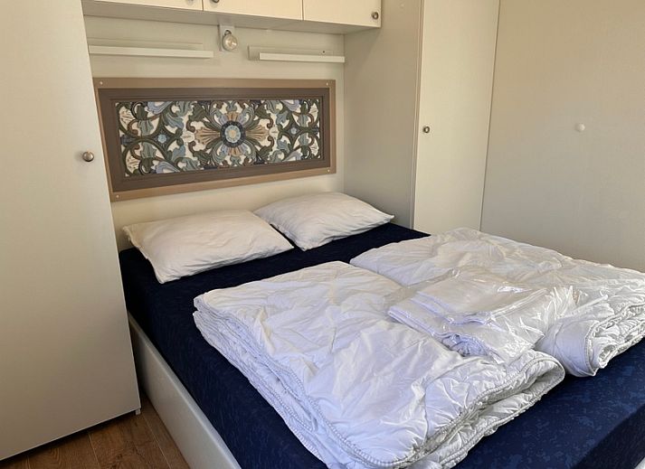 Gezellige woonkamer in Vakantiepark de Bremakker - Weideveld 57, Texel, met comfortabele bank en kleurrijke decoraties in De Dennen.