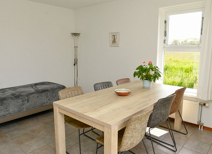 De Mispel vacation home in De Dennen, Texel with a spacious garden and terrace for relaxation on the Wadden Islands.