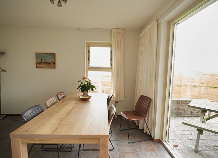 De Mispel vacation home in De Dennen, Texel with a spacious garden and terrace for relaxation on the Wadden Islands.