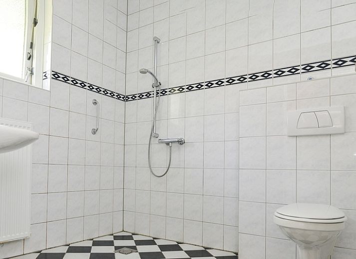 Bright living room in De Mispel, Texel with comfortable seating and views of the nature of De Dennen.