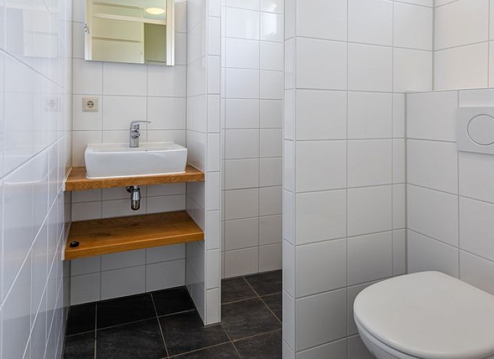 Knusse slaapkamer met stapelbed in Type 2 - 6 persoons vakantiehuis, De Dennen, Texel.