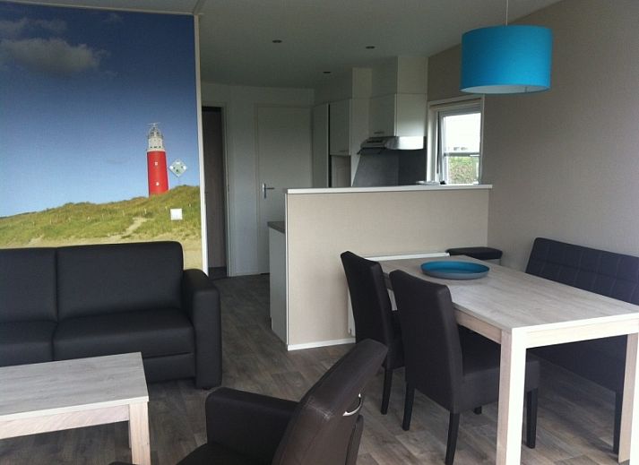 Lodge - 4 persoons in De Dennen, Texel met moderne buitenkant en houten veranda.