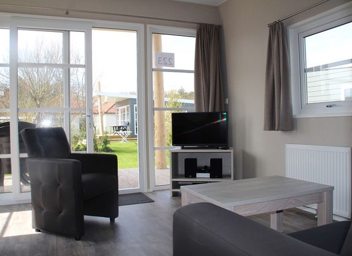 Lodge - 4 persoons in De Dennen, Texel met moderne buitenkant en houten veranda.