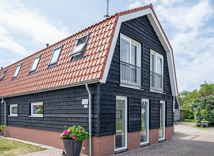 Ferienhaus Wulpenweid 10 de Wulp in De Dennen Texel mit modernem Aeusseren und roten Dachziegeln.