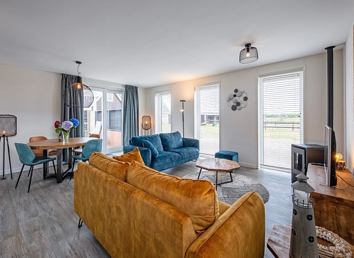 Ferienhaus Wulpenweid 10 de Wulp in De Dennen Texel mit modernem Aeusseren und roten Dachziegeln.