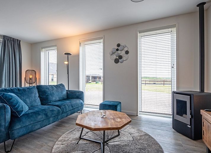 Ferienhaus Wulpenweid 10 de Wulp in De Dennen Texel mit modernem Aeusseren und roten Dachziegeln.