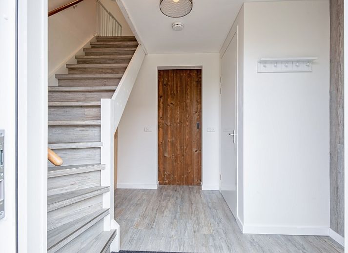 Moderne Kueche in Wulpenweid 10 de Wulp, Ferienhaus De Dennen Texel mit Holzakzenten.