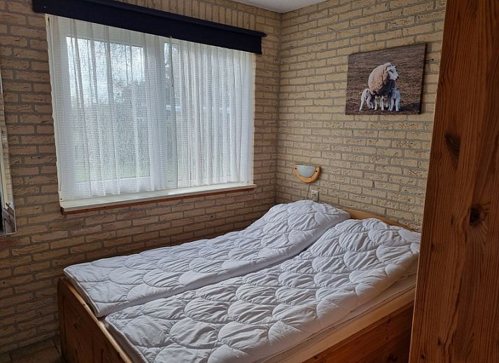 Eingang zum Ferienhaus 'Ome Wim' im Bungalowpark 't Hoogelandt, De Dennen, Texel, mit gruener Umgebung.