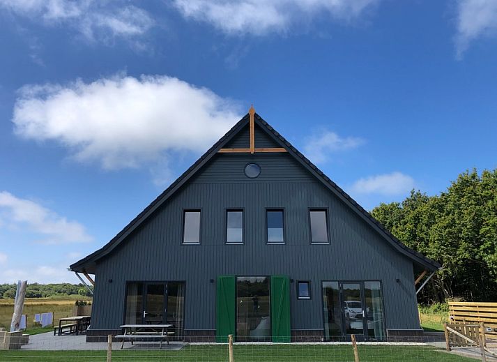 Ferienhaus 1 in De Dennen Texel, modernes Ferienhaus mit grossem Aussenbereich und gruener Umgebung.