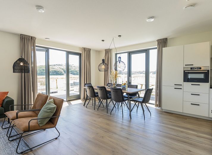 Geniessen Sie die Terrasse des Ferienhauses 1 in De Dennen Texel mit Blick auf die Natur der Waddeninseln.