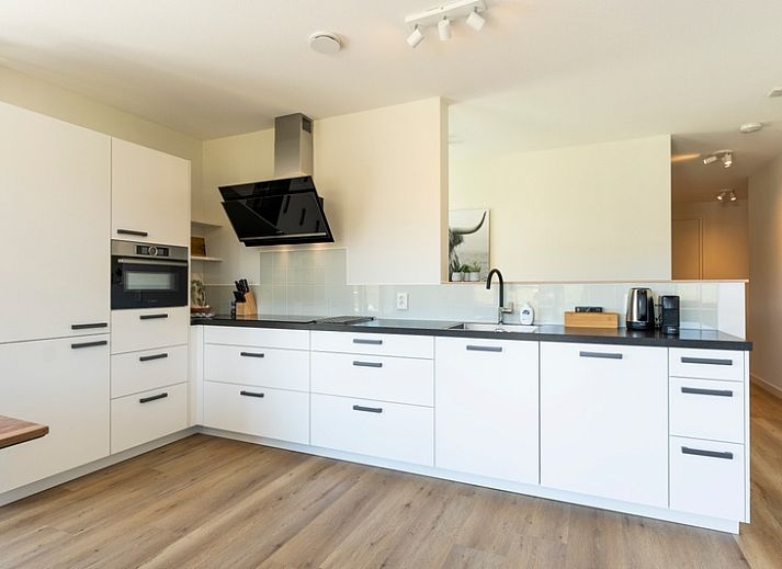 Geniessen Sie die Terrasse des Ferienhauses 1 in De Dennen Texel mit Blick auf die Natur der Waddeninseln.