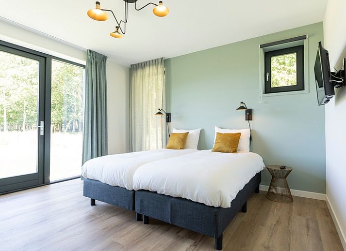 Sonnige Terrasse des Ferienhauses 1 in De Dennen Texel, ideal zum Entspannen auf den Watteninseln.