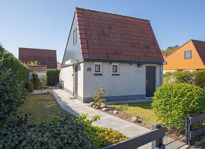 Gezellige woonkamer van vakantiehuis Gortersmient 236, Bungalowpark Gortersmient, Texel met open haard en moderne inrichting.