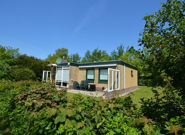 Vacation home Tempelierweg 38 in De Dennen, Texel with sunny garden and green view.