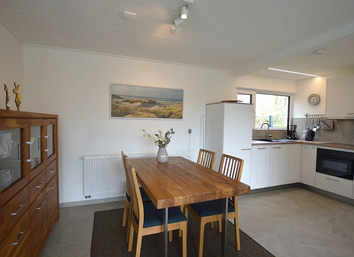 Cozy living room of Tempelierweg 38, vacation home in De Dennen, Texel with modern furnishings.