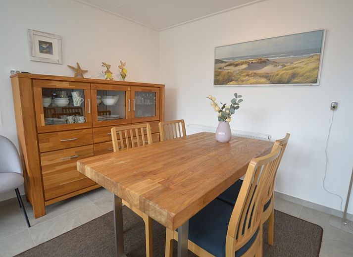 Cozy living room of Tempelierweg 38, vacation home in De Dennen, Texel with modern furnishings.