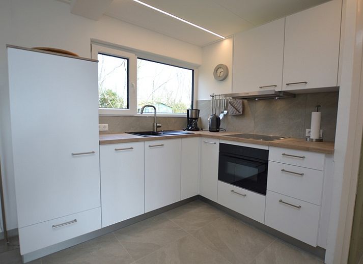Cozy living room of Tempelierweg 38, vacation home in De Dennen, Texel with modern furnishings.