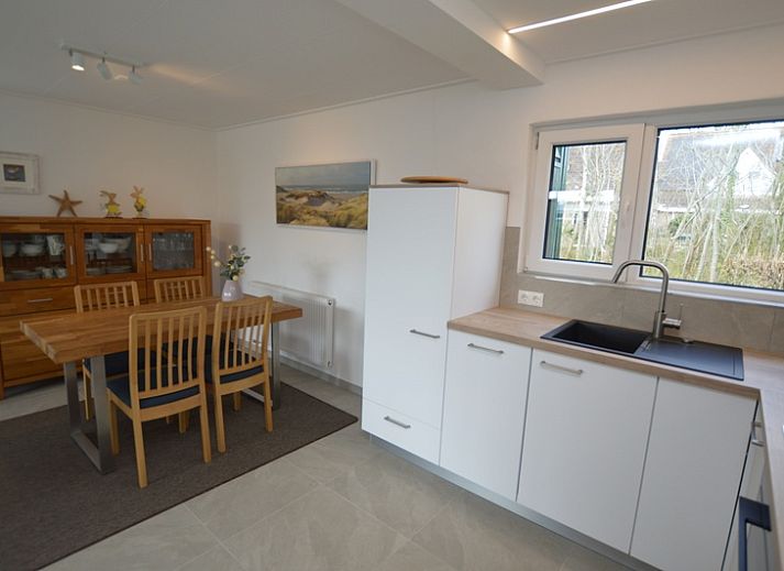 Cozy living room of Tempelierweg 38, vacation home in De Dennen, Texel with modern furnishings.