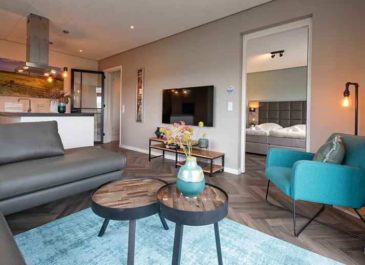 Stijlvolle woonkamer met uitzicht bij Appartement Bos en Duin 01 in De Dennen, Texel.