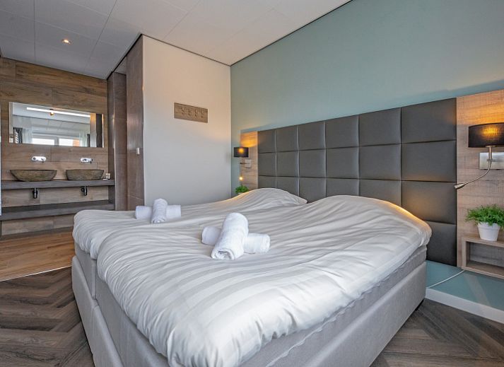 Moderne leefruimte in Appartement Bos en Duin 01, De Dennen, Texel met natuurlijke lichtinval.