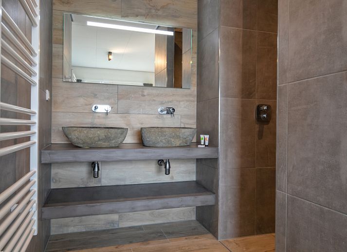 Moderne leefruimte in Appartement Bos en Duin 01, De Dennen, Texel met natuurlijke lichtinval.