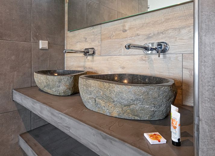 Moderne leefruimte in Appartement Bos en Duin 01, De Dennen, Texel met natuurlijke lichtinval.