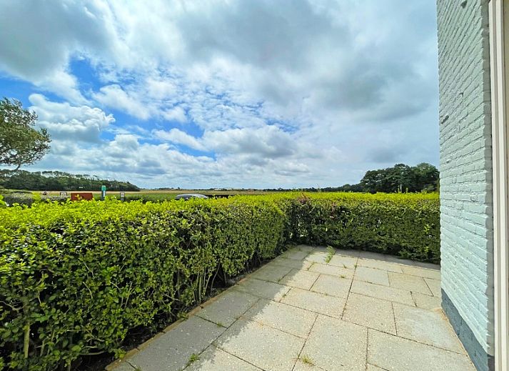 Gezellige zithoek in Appartement Bos en Duin 01, De Dennen, Texel met toegang tot slaapkamer.
